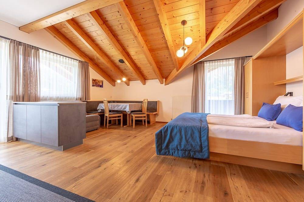 Entire apartment, Studio Apartment 'Alpengruss Air' with Mountain View, Shared Garden and Wi-Fi in Winnebach, Innichen
