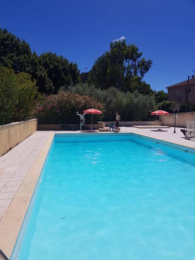 Camping pour 4 personnes, avec Terrasse ainsi que Jardin et Piscine