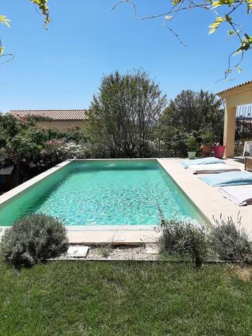 Cottage pour 2 personnes, avec jardin et piscine ainsi que terrasse et vue à Villelaure