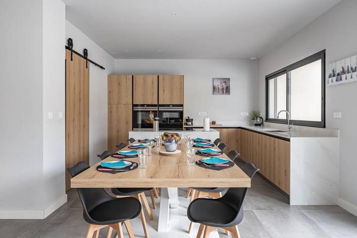 Location de vacances pour 10 personnes, avec terrasse ainsi que jardin et piscine dans Office De Tourisme De Laroque Des Alberes - 4