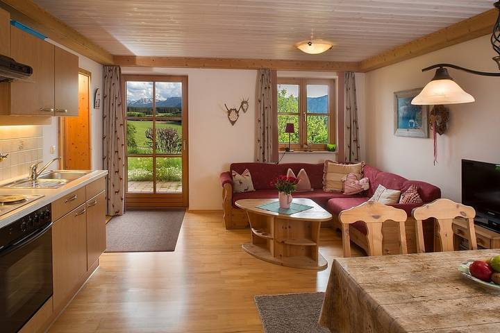 Ferienwohnung für 5 Personen, mit Terrasse und Garten sowie Seeblick