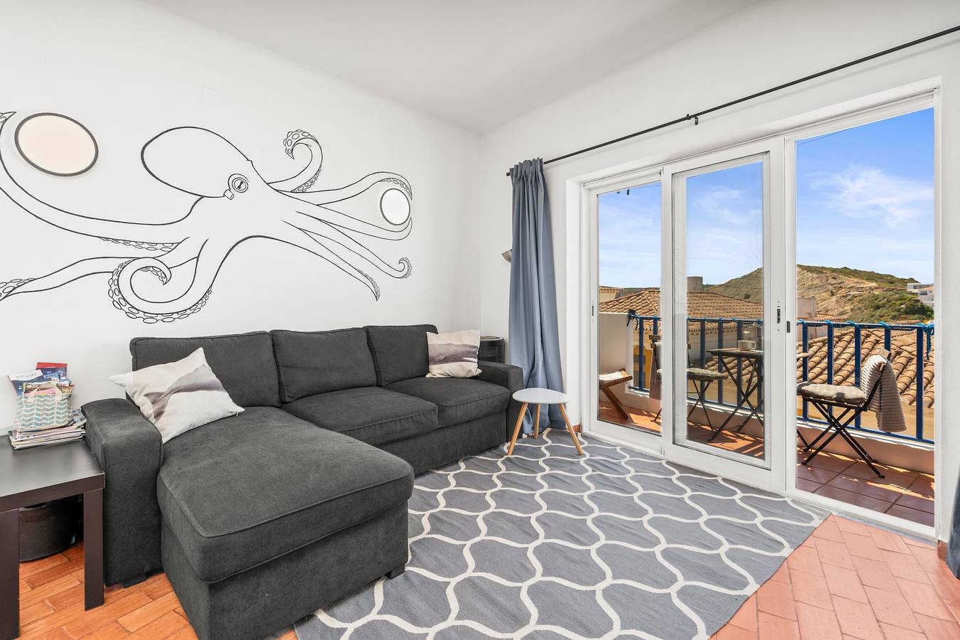 Entire apartment, Apartment 'Indie' with Shared Pool, Balcony and Wi-Fi in Praia do Burgau, Parque Natural do Sudoeste Alentejano e Costa Vicentina