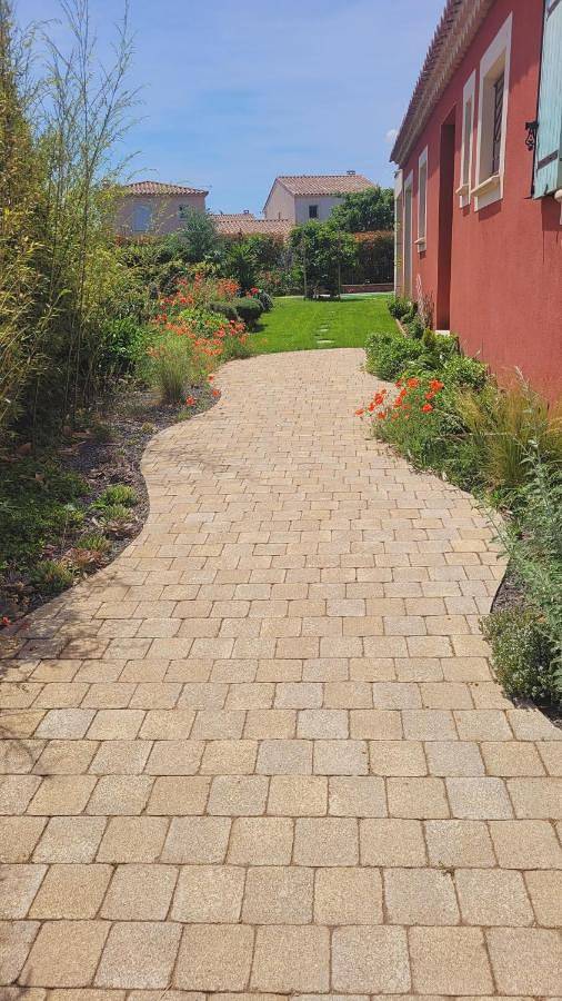 Gîte pour 3 personnes, avec jardin ainsi que terrasse et piscine, animaux acceptés à Saint-Martin-de-Crau - 4