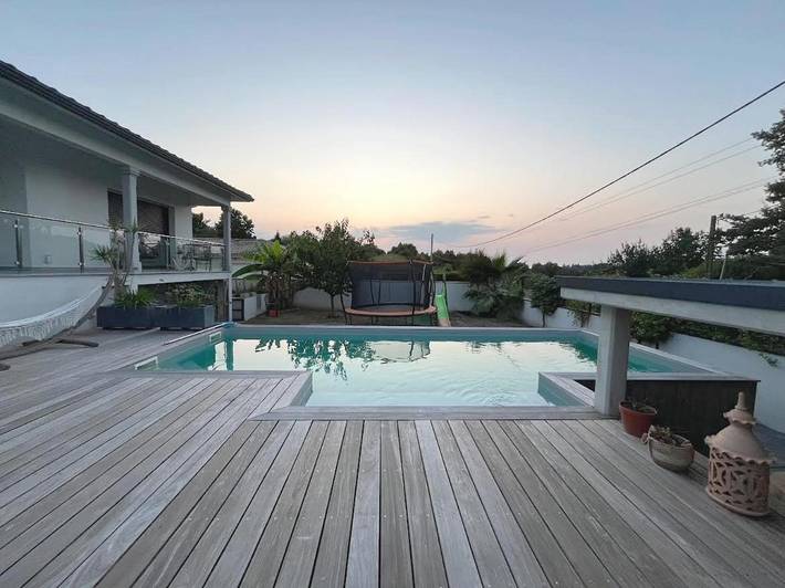 Location de vacances pour 8 personnes, avec Terrasse et Jardin ainsi que Piscine et Vue à Camblanes-et-Meynac