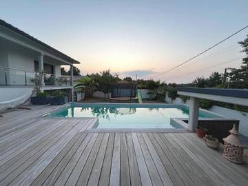 Location de vacances pour 8 personnes, avec piscine ainsi que jardin et vue à Camblanes-et-Meynac