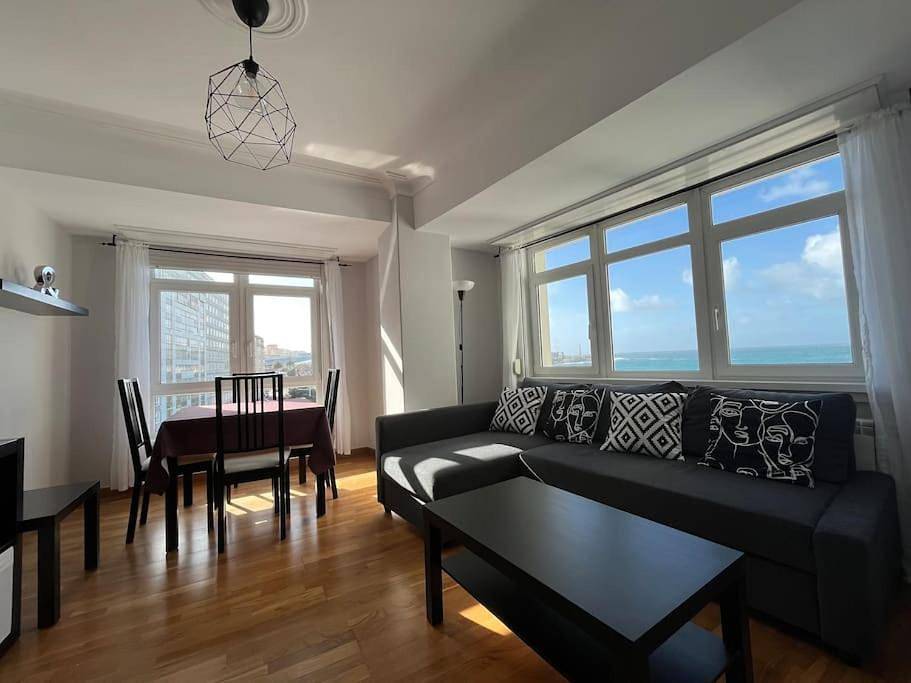 Apartamento entero, Three-Bedroom Apartment in Praia do Orzán (La Coruña), La Coruña