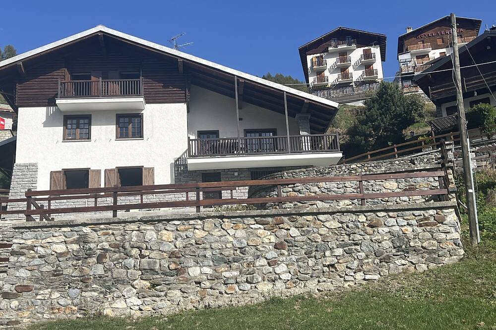 Chalet, in the ski resort of Breuil-Cervinia, Valtournenche, Zermatt in Breuil-Cervinia, Région de Valtournenche