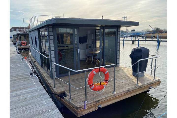 Boot für 6 Personen, mit Terrasse und Sauna sowie Ausblick in Barth