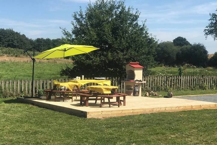 Location de vacances pour 12 personnes, avec Terrasse ainsi que Jardin et Piscine à Désertines (Allier)