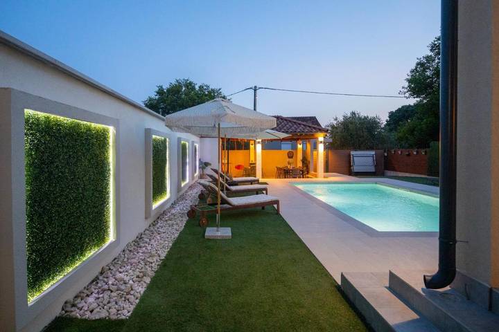 Villa pour 8 personnes, avec vue ainsi que piscine et jardin, animaux acceptés à Biograd na Moru - 2