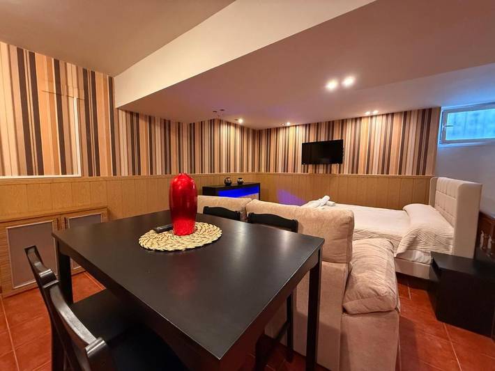 Casa de huéspuedes para 2 personas, con vistas además de jardín y balcón - 1