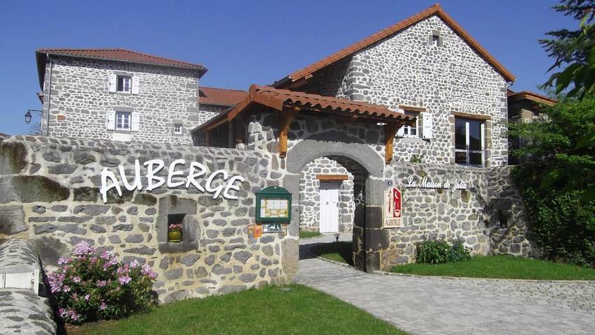 Gîte pour 2 personnes, avec Terrasse ainsi que Jardin et Vue à Blanzac