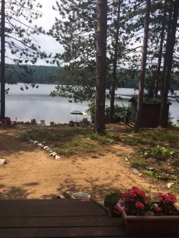 Schöne Mink Lake Cottage mit Sandstrand Küstenlinie in Hastings Highlands, Ontario