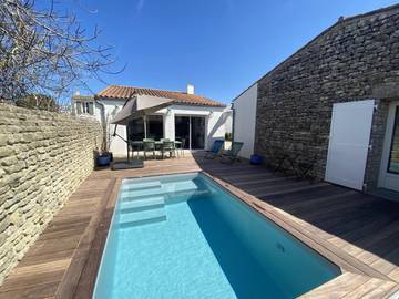 Gîte pour 4 personnes, avec jardin ainsi que piscine et terrasse dans Plage de La Conche des Baleines