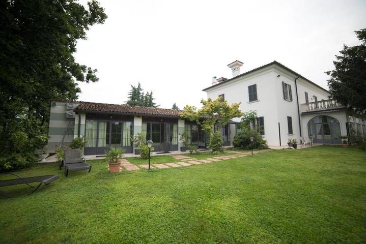 Bed and breakfast per 4 persone, con panorama e giardino in Franciacorta