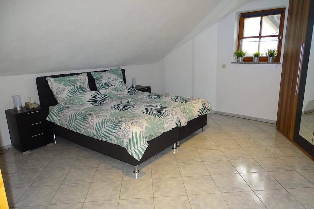 Ganze Wohnung, Gemütliche Ferienwohnung (75qm) mit Kaminofen und Balkon in Grafenwiesen, Ostbayern