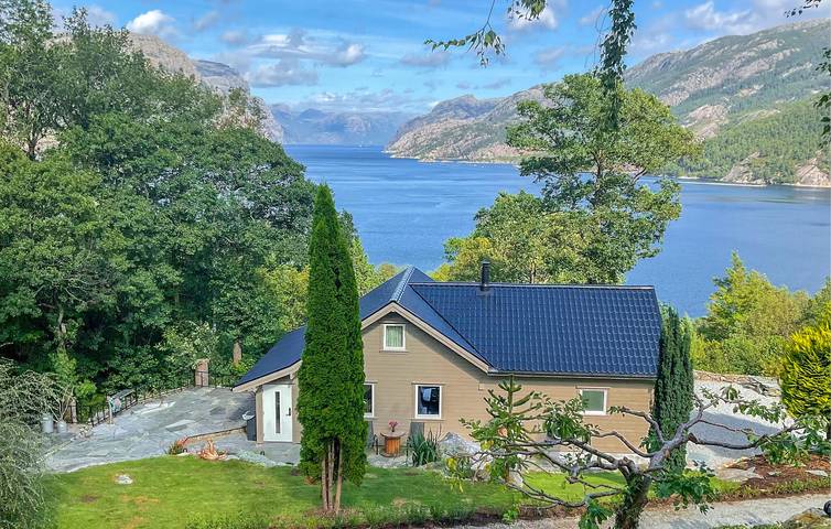 Ferienhaus für 6 Personen, mit Terrasse und Garten in Preikestolen