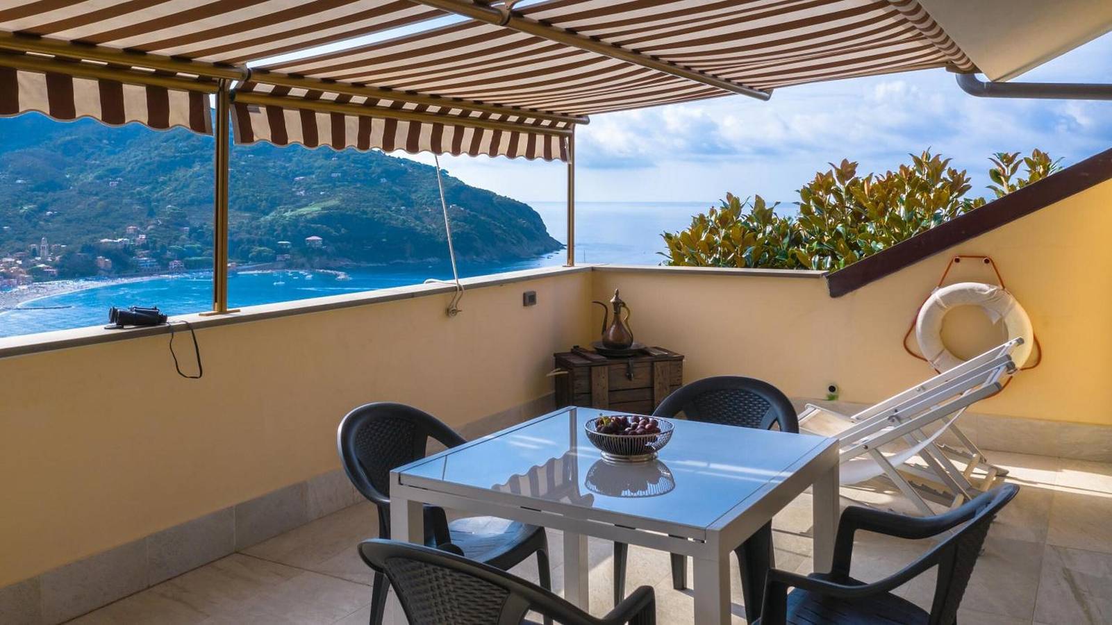 Entire apartment, Apartment 'Juliet - in Liguria 5' with Sea View, Private Terrace and Wi-Fi in Valle Santa, Bonassola
