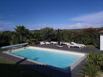 Location de vacances pour 9 personnes, avec piscine ainsi que vue et jardin à Saint-Clément