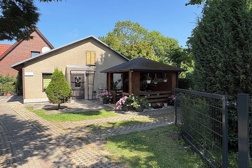 Ferienhaus in Wiek auf Rügen ruhig mit überdachtem Pavillon nahe Ostsee in Wiek, Rügen