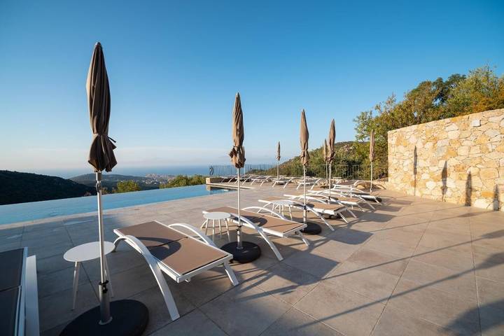 Hôtel pour 2 personnes, avec terrasse ainsi que piscine et vue, animaux acceptés