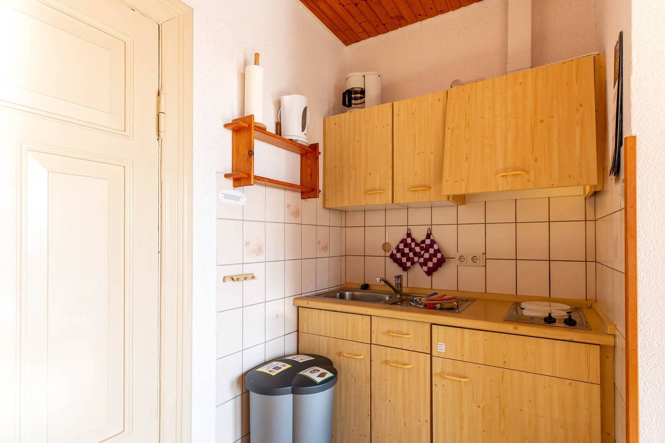 Ganzes Studio, Apartment 'Fewo Süderstuv' mit gemeinsamer Terrasse, Garten und Wlan in Pellworm, Nordfriesland