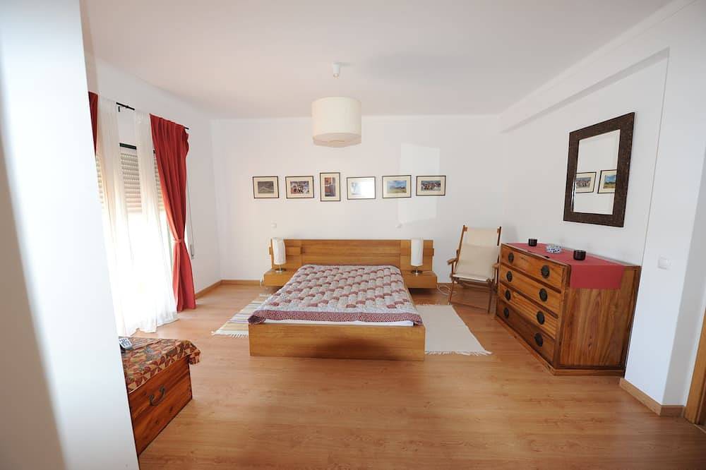 Beach villa with sea view roof terrace for the whole family in Alvor, Faro District