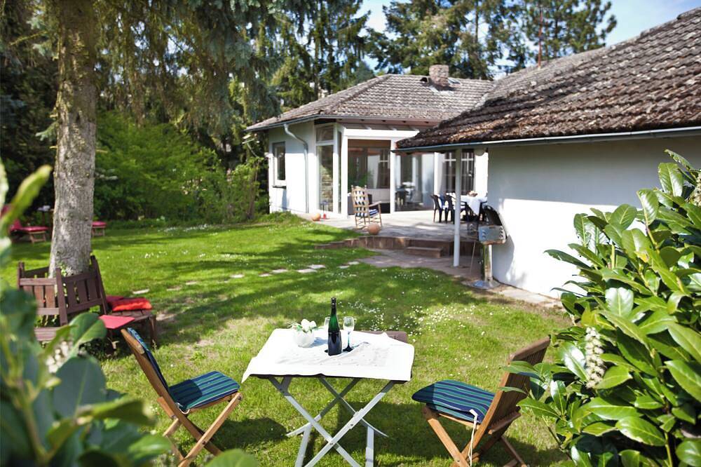 Rheingau-Ferienhaus in idyllischer Lage: Klavier, variabler Gruppenraum & Garten in Stephanshausen, Geisenheim