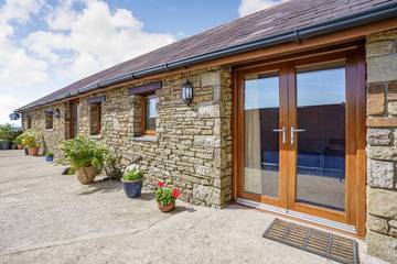 Log Cabin for 4 People in Swansea region, Photo 3