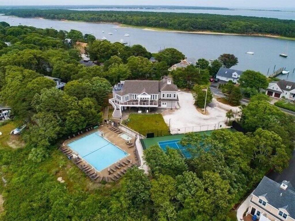 Minuten zum Strand von Menauhant - Nutzung des beheizten Pools im Clubhaus und tierfreundlich. in Falmouth, Cape Cod