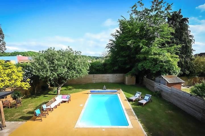 Holiday rental for 10 people, with garden and balcony as well as pool in Bedfordshire