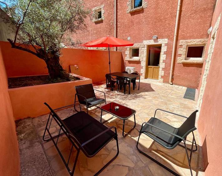 Gîte pour 4 personnes, avec Terrasse ainsi que Jardin et Piscine à Corbès