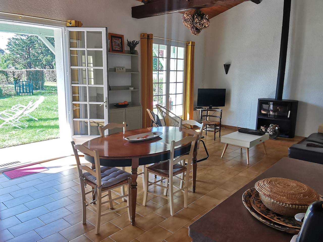 Bright house for 6, 700m from beach, spacious garden in Saint-Vincent-sur-Jard, Vendée
