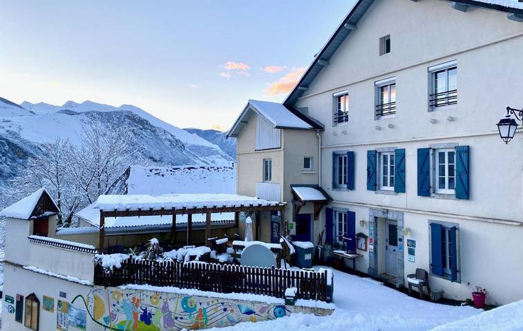 Hôtel pour 3 personnes, avec terrasse et vue à Bilhères