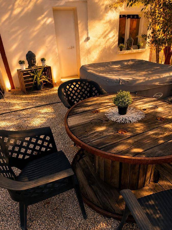 Gîte pour 2 personnes, avec piscine ainsi que vue et terrasse, animaux acceptés à Thézan-lès-Béziers - 2