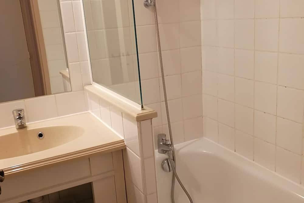 Entire apartment, Studio near the Dordogne river, close to all amenities. Pastoral setting, in Argentat, Tulle region