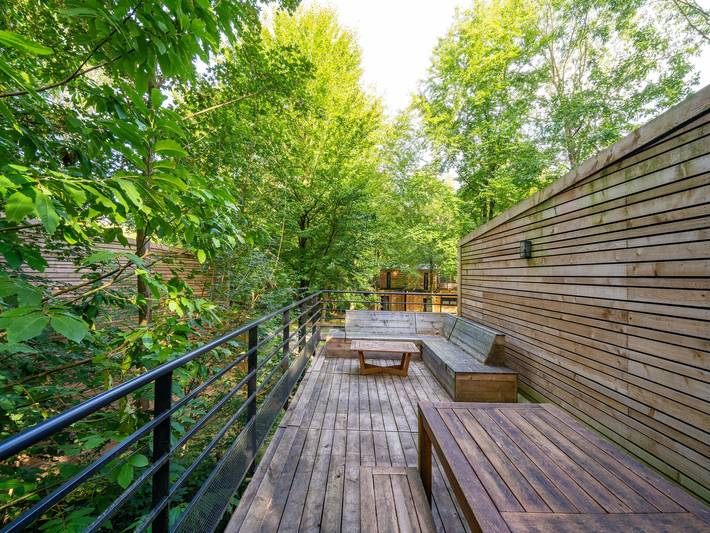 Hytte for 4 personer, med badebasseng og terrasse i tillegg til hage, barnevennlig i Belgia