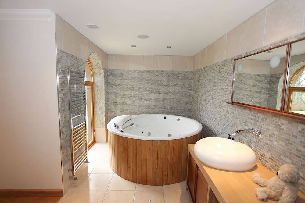 Stunning 6 bedroom 6 bathroom country home with large private indoor heated swimming pool in Banff (Aberdeenshire), Aberdeenshire