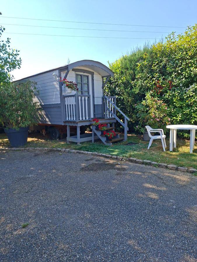 Camping pour 2 personnes, avec Jardin à Corcelles-en-Beaujolais