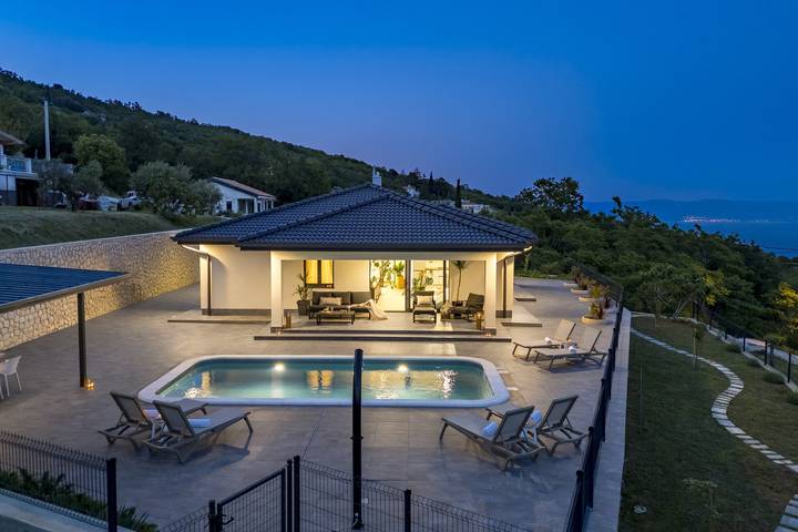 Ferienhaus für 6 Personen, mit Terrasse und Garten sowie Pool in Golovik