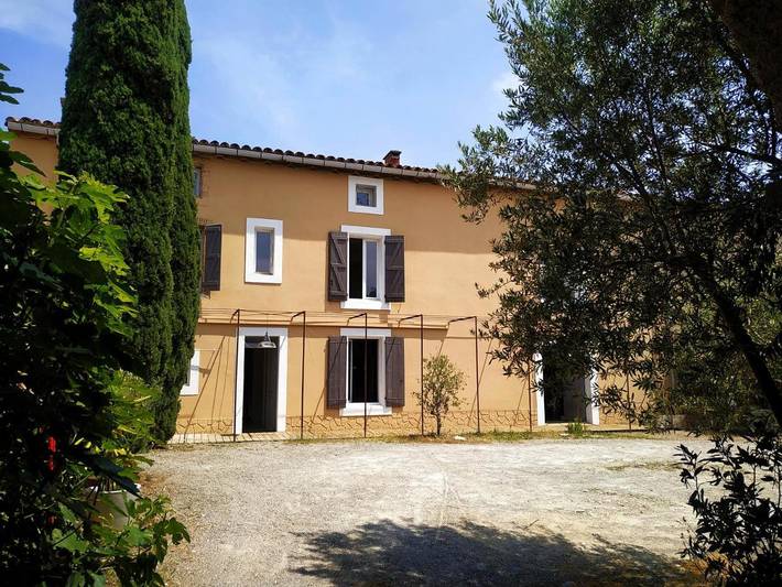 Chambre d’hôte pour 3 personnes, avec terrasse et vue ainsi que jardin et piscine