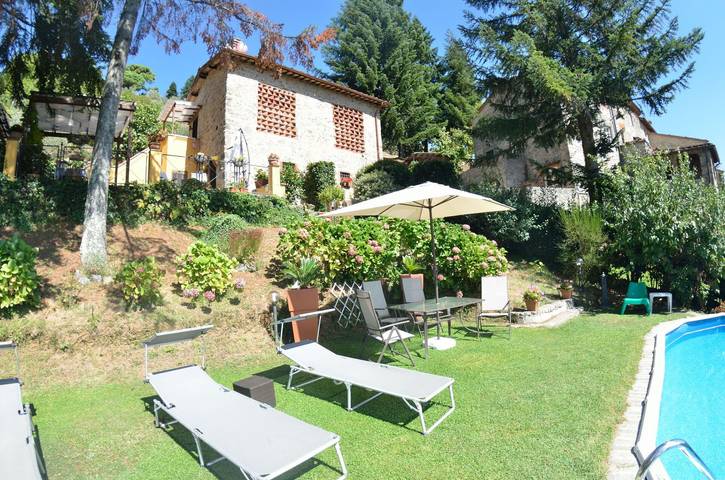 Agriturismo per 4 persone, con Terrazza e Piscina in Provincia di Lucca