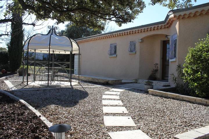 Chambre d’hôte pour 3 personnes, avec piscine et jardin ainsi que vue et terrasse à Villeneuve-de-Berg