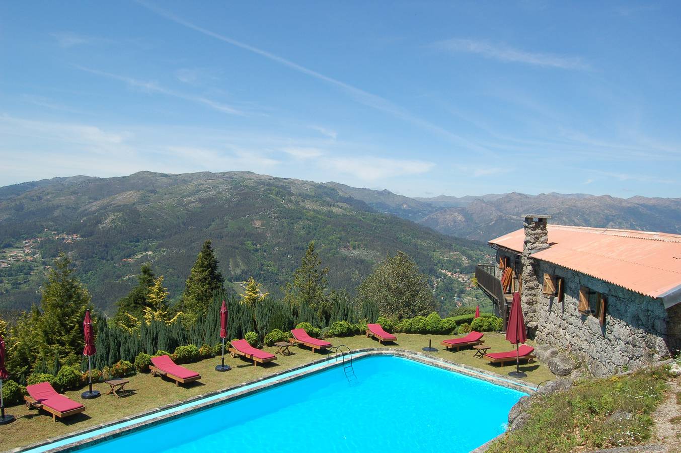 Holiday Home 'Casa Do Gêres' with Lake View, Private Pool and Wi-Fi in Caniçada e Soengas, Braga District