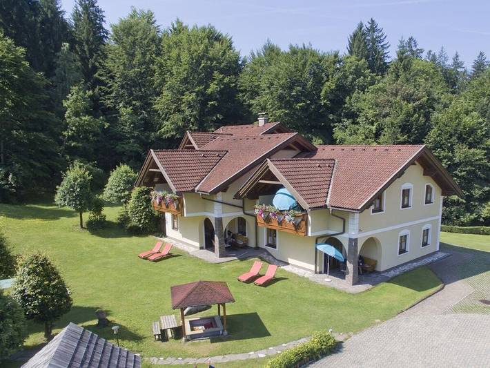 Chalet für 4 Personen, mit Balkon und Whirlpool sowie Terrasse und Garten am Wörthersee