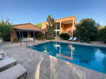 Location de vacances pour 12 personnes, avec jardin ainsi que vue et piscine, animaux acceptés à Rognac