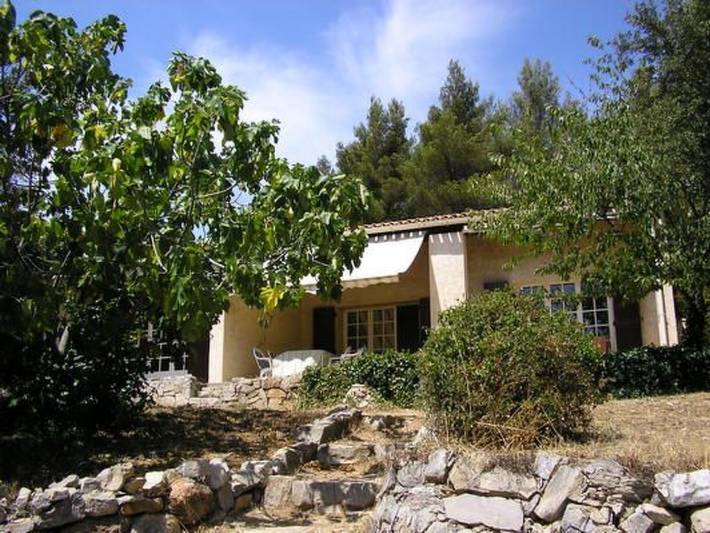 Location de vacances pour 8 personnes, avec jardin et piscine à Solliès-Ville