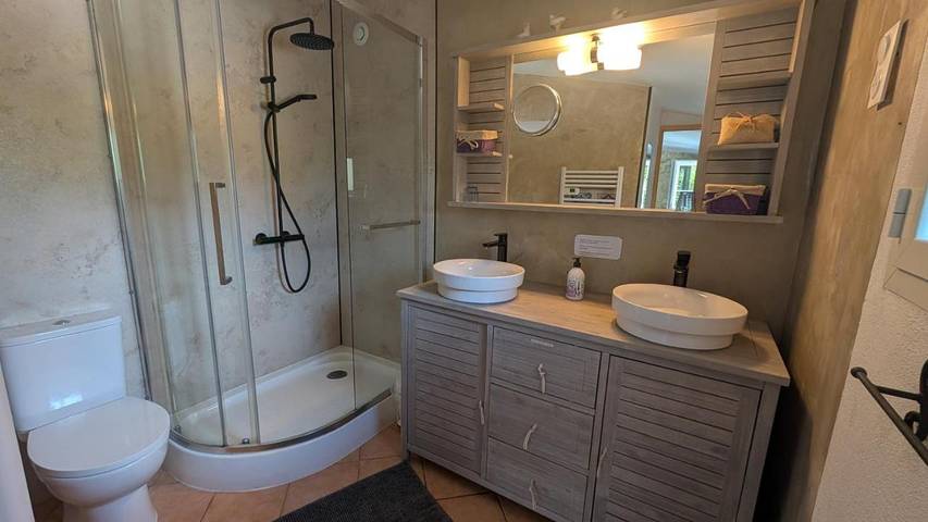 Chambre d’hôte pour 4 personnes, avec piscine et jardin ainsi que terrasse et jacuzzi à Lagnes - 2