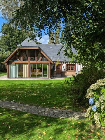 Gîte pour 24 personnes, avec jardin ainsi que jacuzzi et terrasse à Saint-Sauveur-d'Émalleville