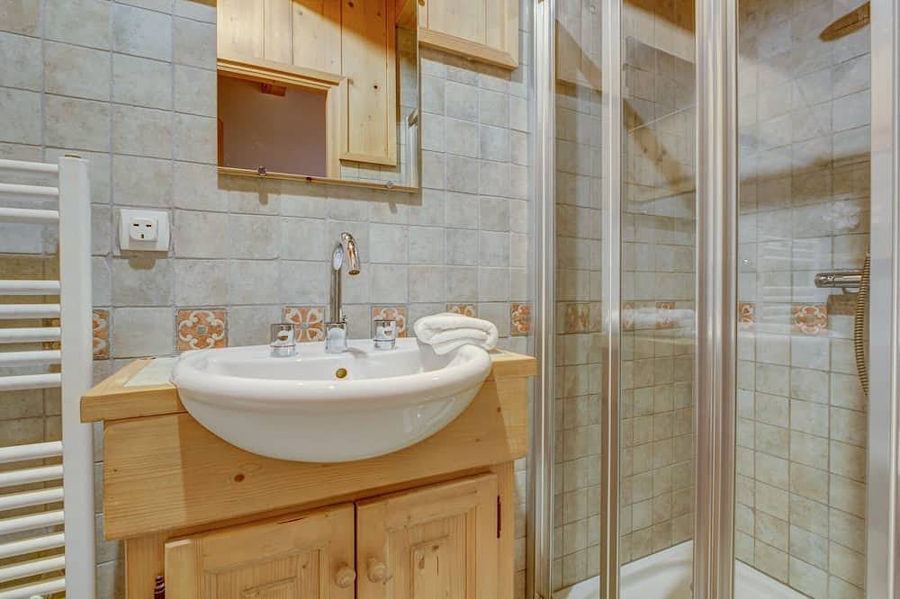 Spacious Chalet in a Great Location - Perfect for a Group of Friends of Family in Morzine, Les Portes du Soleil